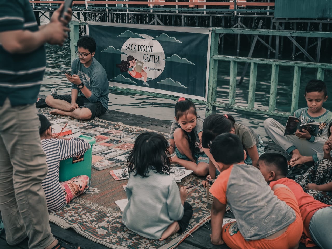 Anak-anak yang menghampiri Lapak Baca Bontang ketika melapak di Anjungan Bontang Kuala. (IST)